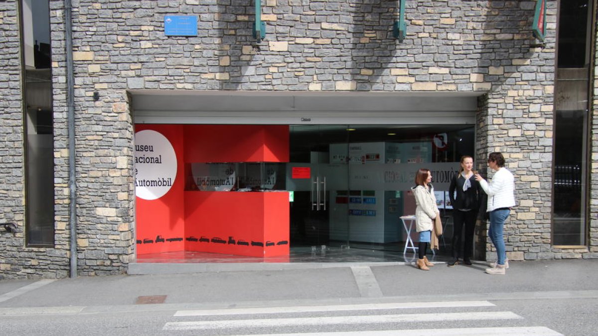 La candidatura PS+Agrupament Encampadà davant del Museu Nacional de l'Automòbil