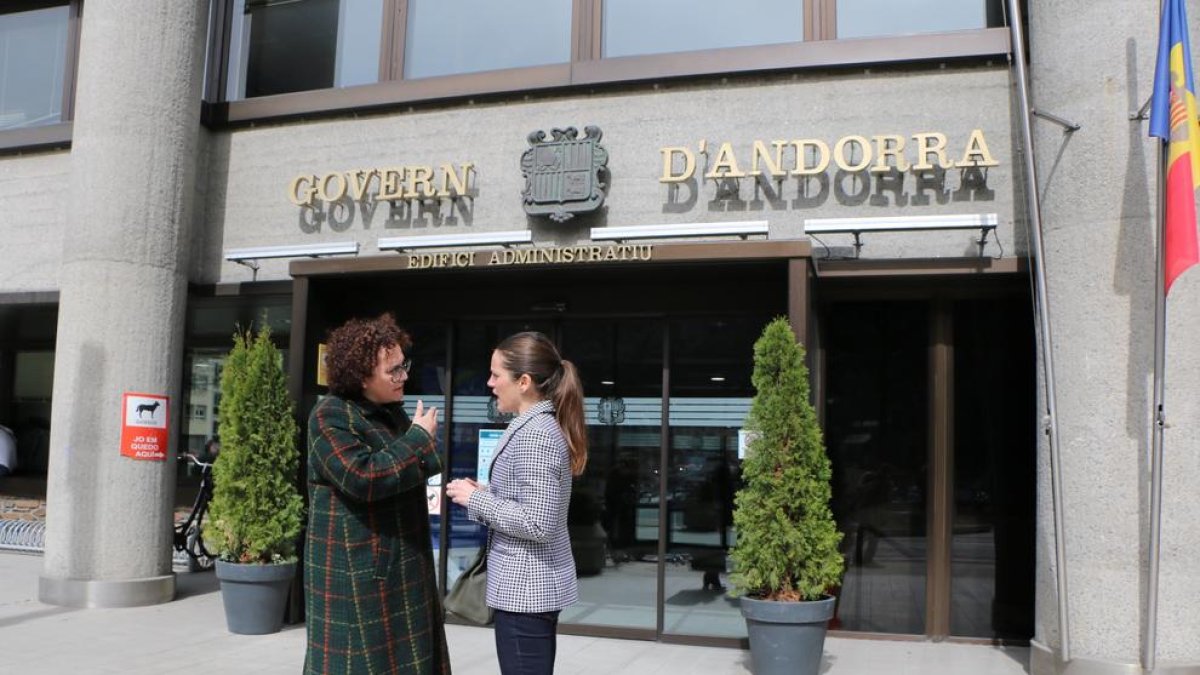 Judith Pallarés i Noelia Souque davant l'Edifici Administratiu de Govern.