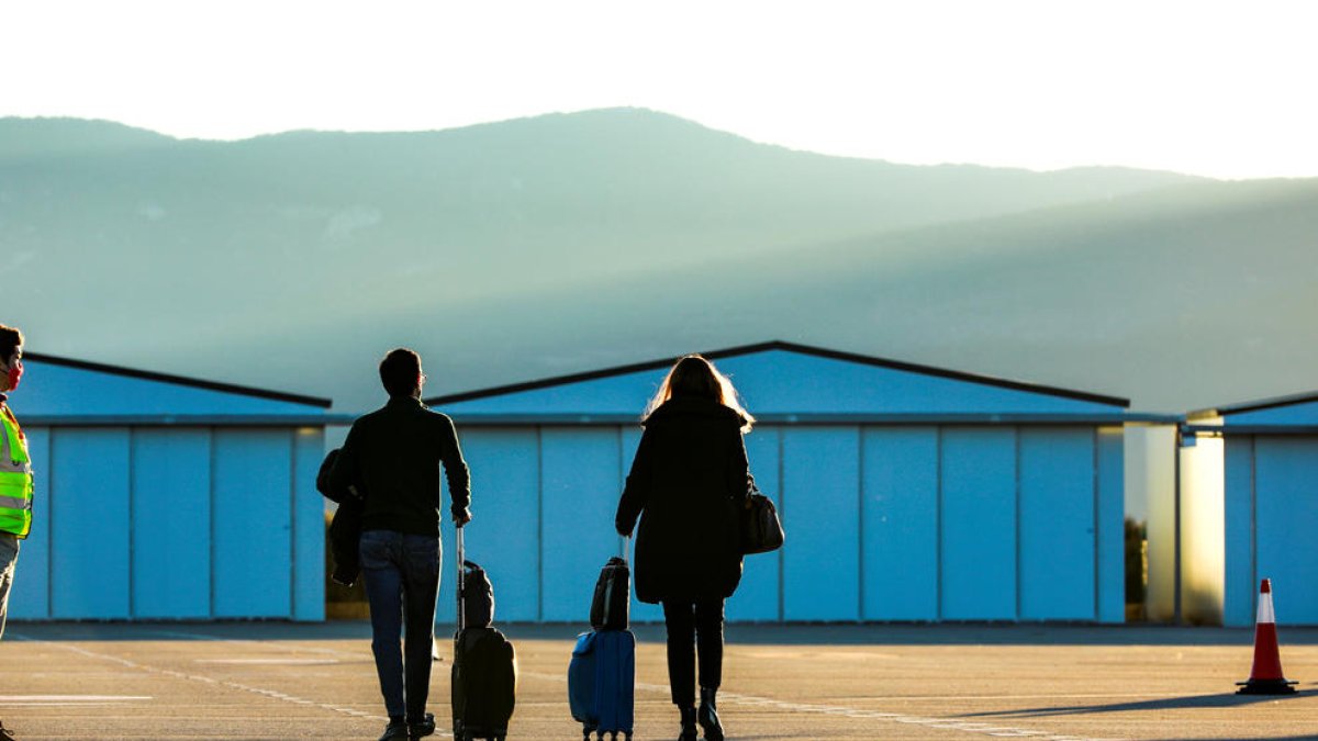 Dos viatgers a l'aeroport d'Andorra-la Seu.