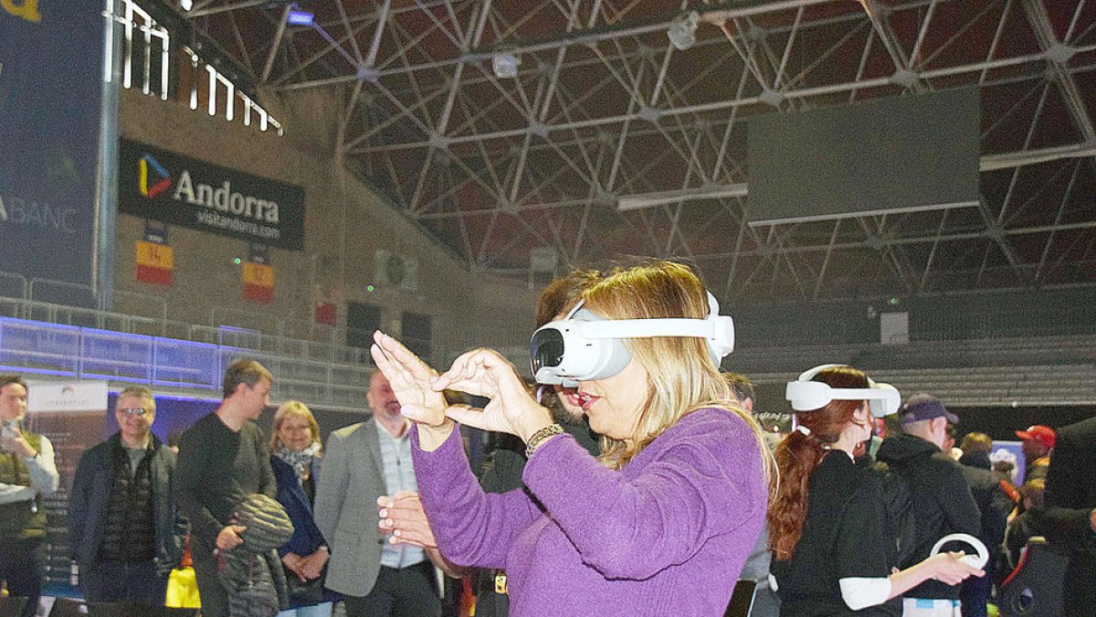 La ministra Marsol provant un joc de realitat virtual al City Fest.