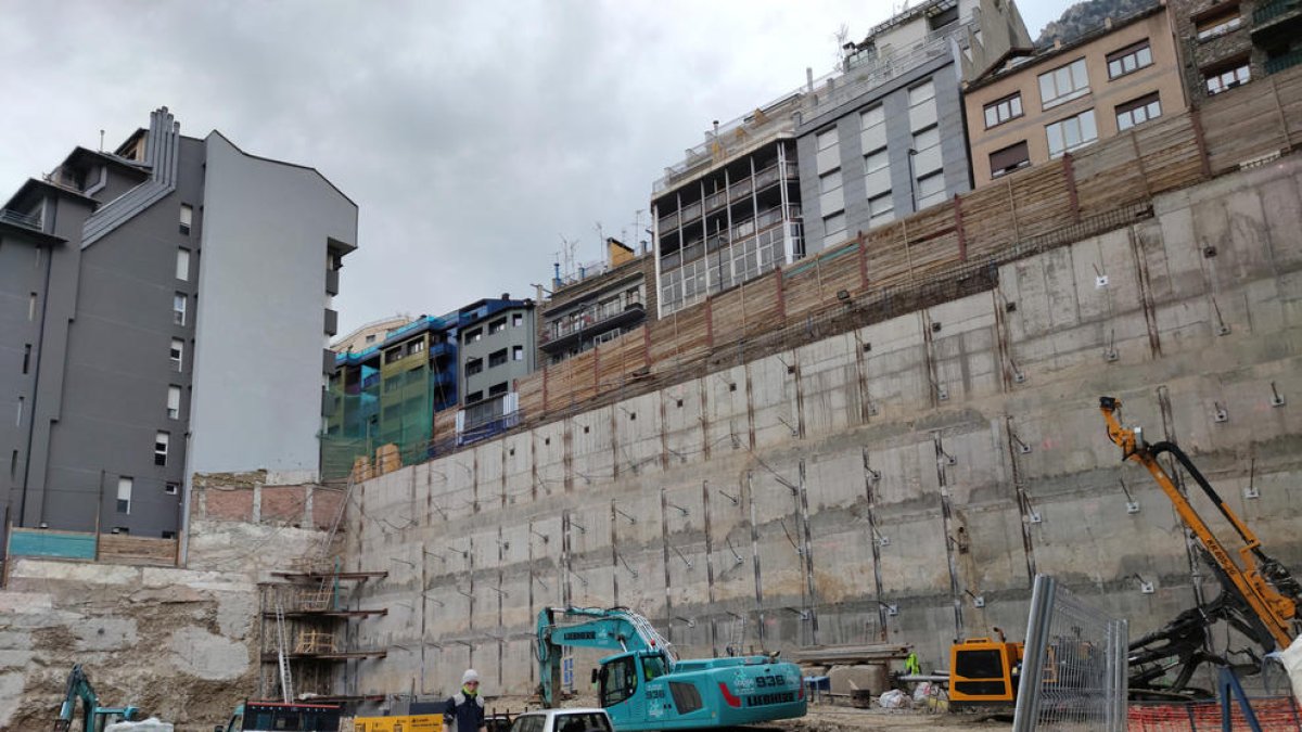 Les obres de l'antic aparcament Giberga, davant de l'edifici afectat per les esquerdes.