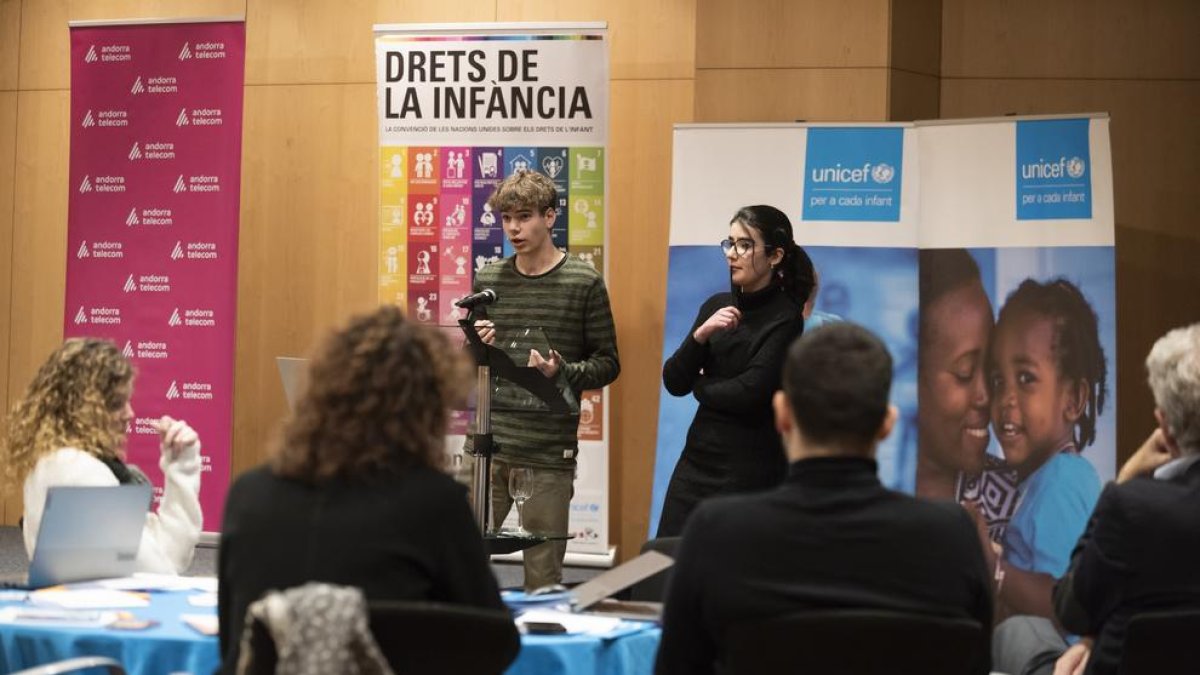 Elena Rosell i Bernat Solanellas, alumnes del Sant Ermengol que hi han intervingut