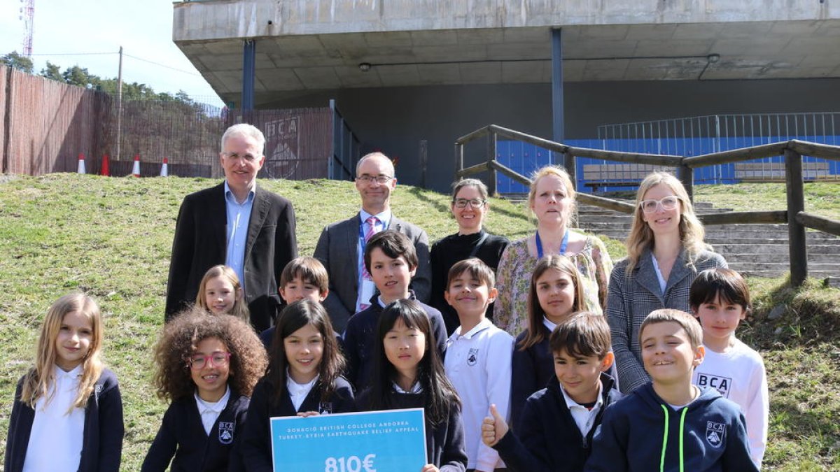 Els alumnes del The British College of Andorra amb el xec