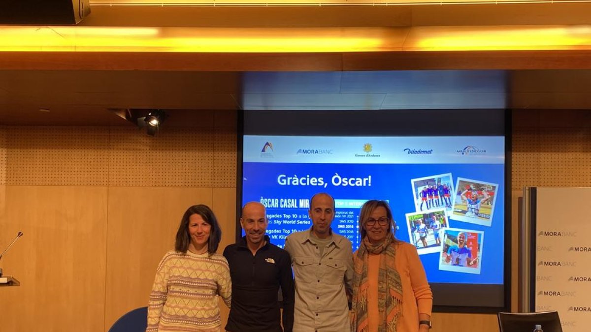 Òscar Casal amb el seu germà Marc Casal i la família en l'anunci del comiat avui