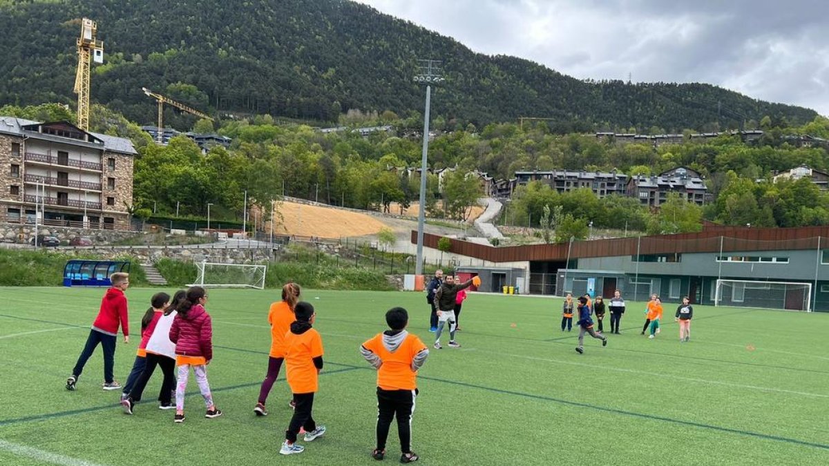 Alumnes participant en la trobada final d'esports extraescolar al Centre de Tecnificació d'Ordino