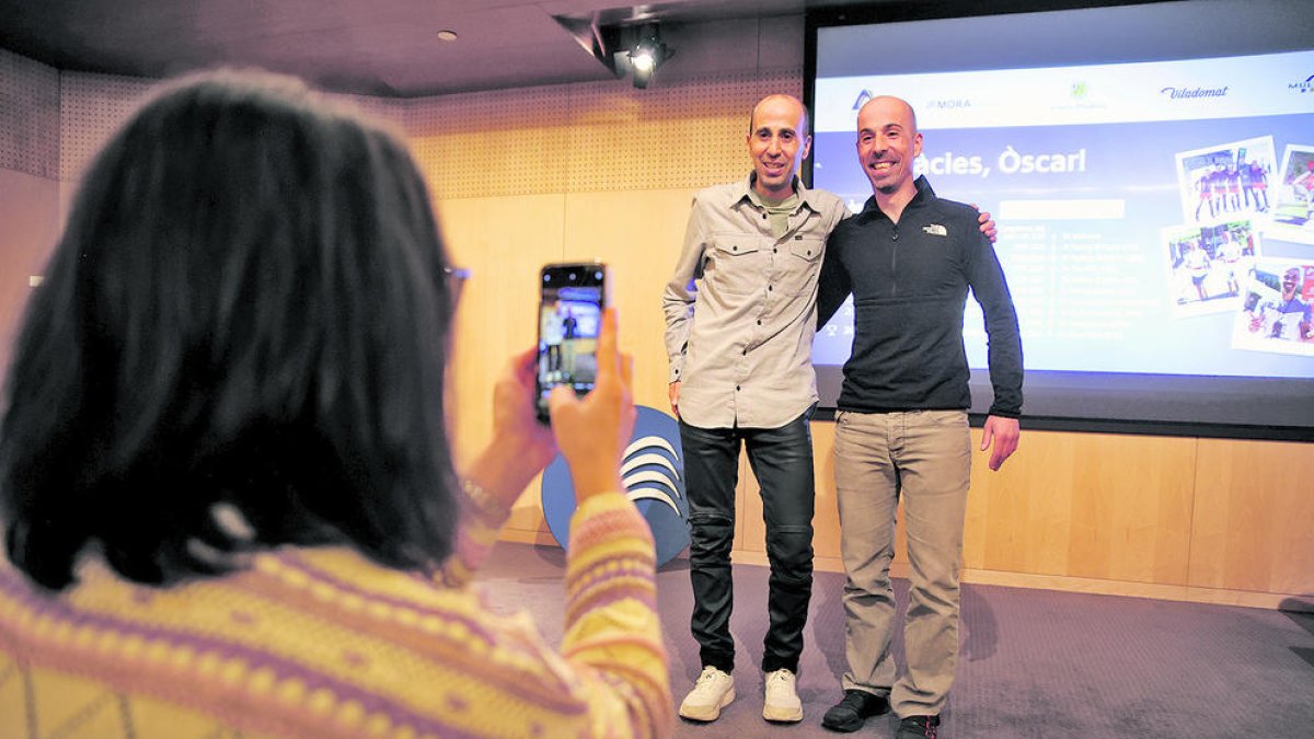 Els germans Marc i Òscar Casal, a l'acte de comiat del segon, ahir.