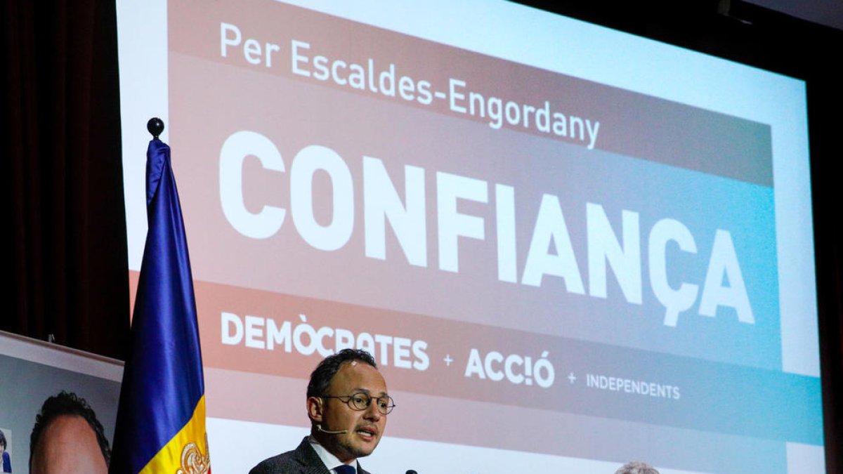 Xavier Espot amb els candidats escaldencs, ahir a la reunió de poble.