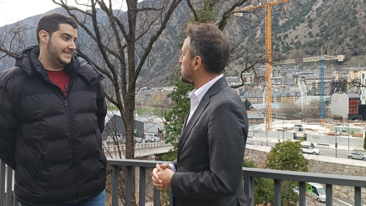 Pere Baró i Pere López ahir davant de l'edifici de Jovial.