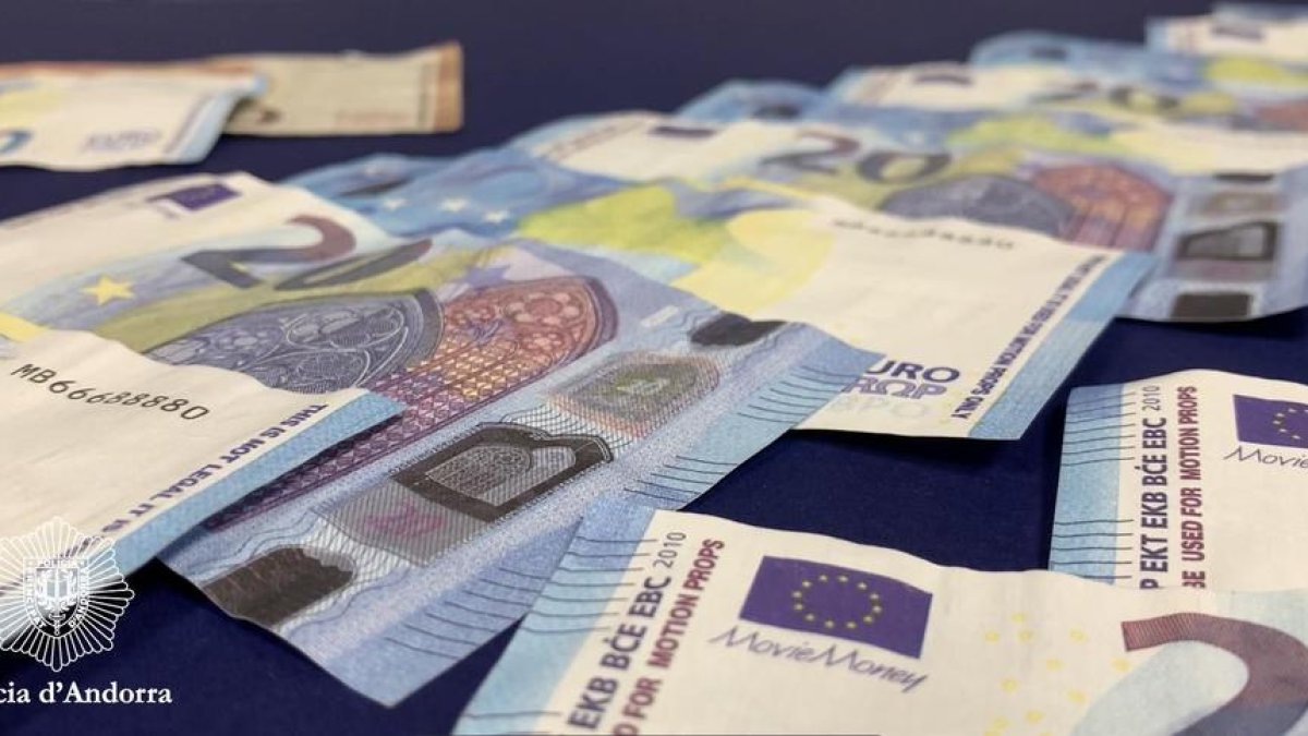 Bitllets falsos de 20 euros amb el missatge