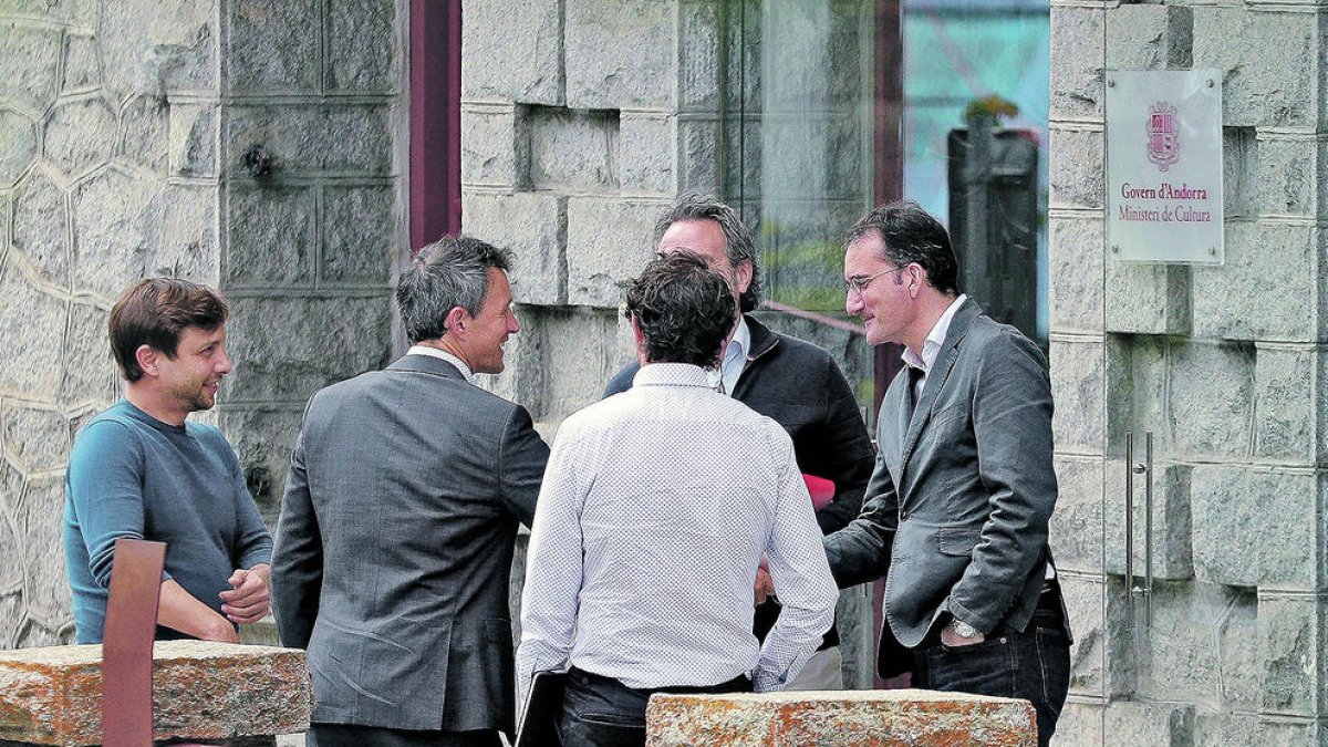 David Astrié saluda Ferrán Vilaseca, a la reunió celebrada fa dues setmanes a Encamp.