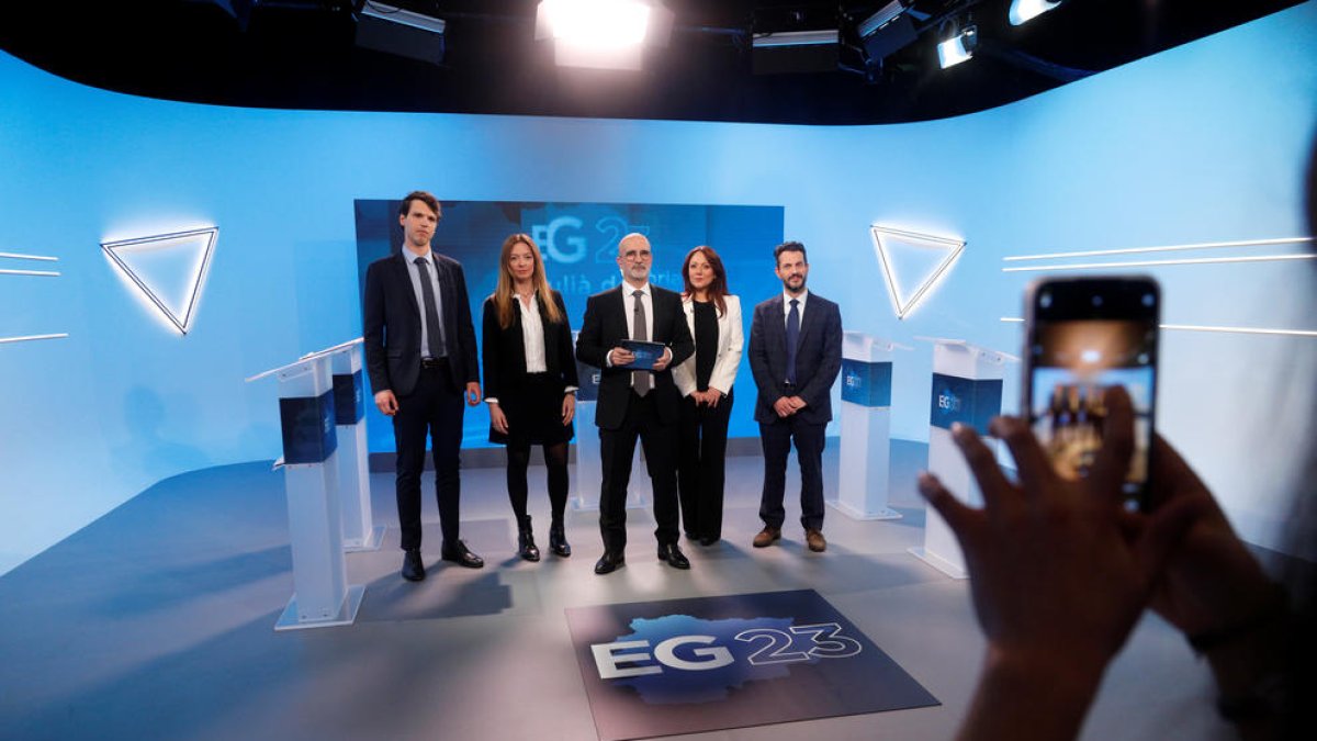 Els quatre candidats lauredians amb el moderador del debat, David Domingo.
