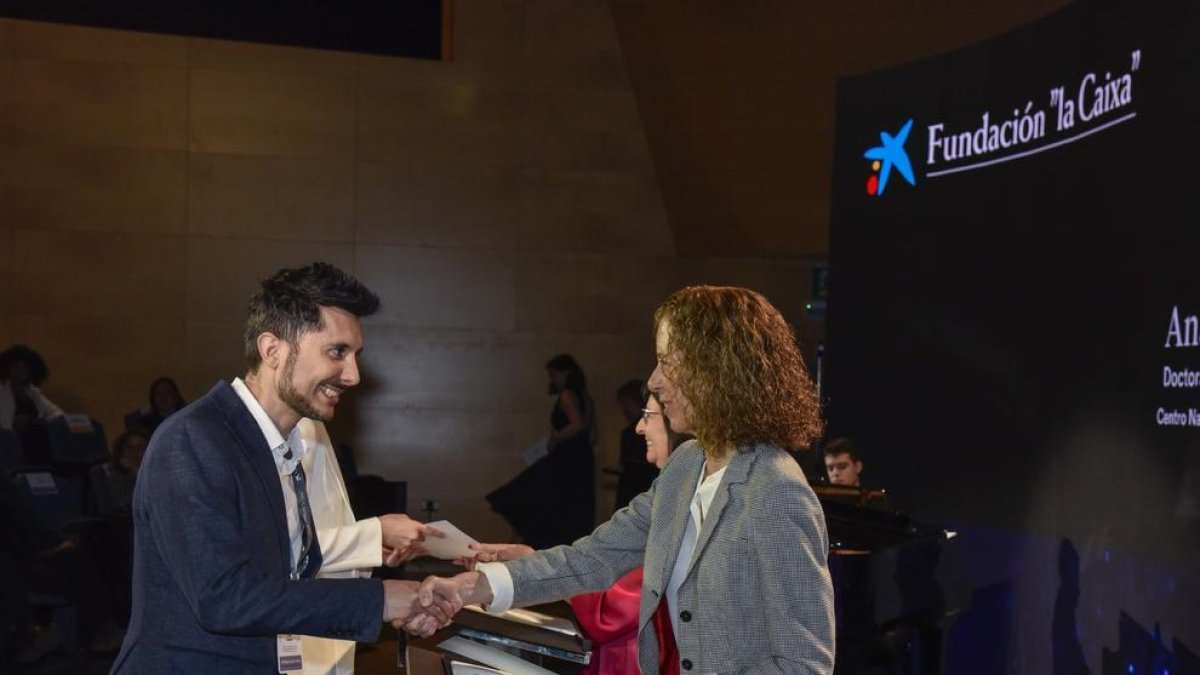 Joel Samper rebent la beca de la Fundació 'La Caixa'