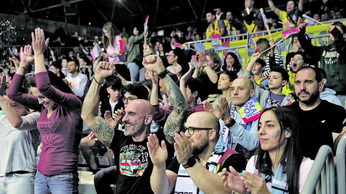 Aficionats tricolors el dia de l'ascens a l'ACB.