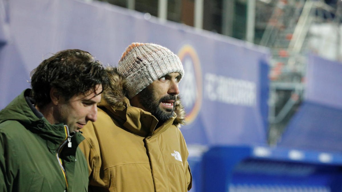 El director esportiu Jaume Nogués i el tècnic Eder Sarabia conversen abans del partit contra l'Albacete.