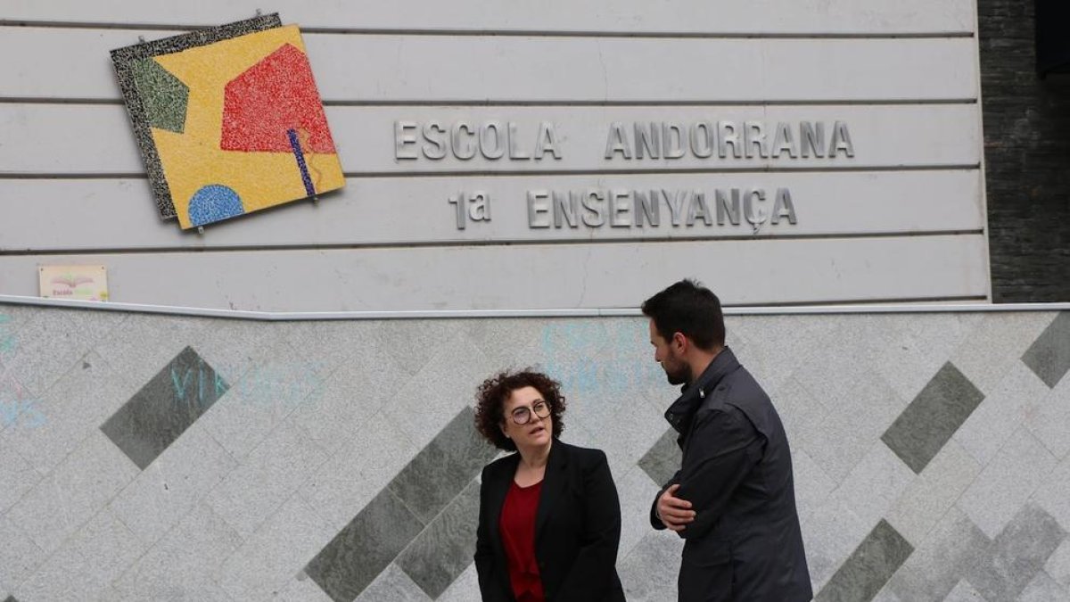 Judith Pallarés i Josep Fusté davant de l'escola andorrana de primera ensenyança