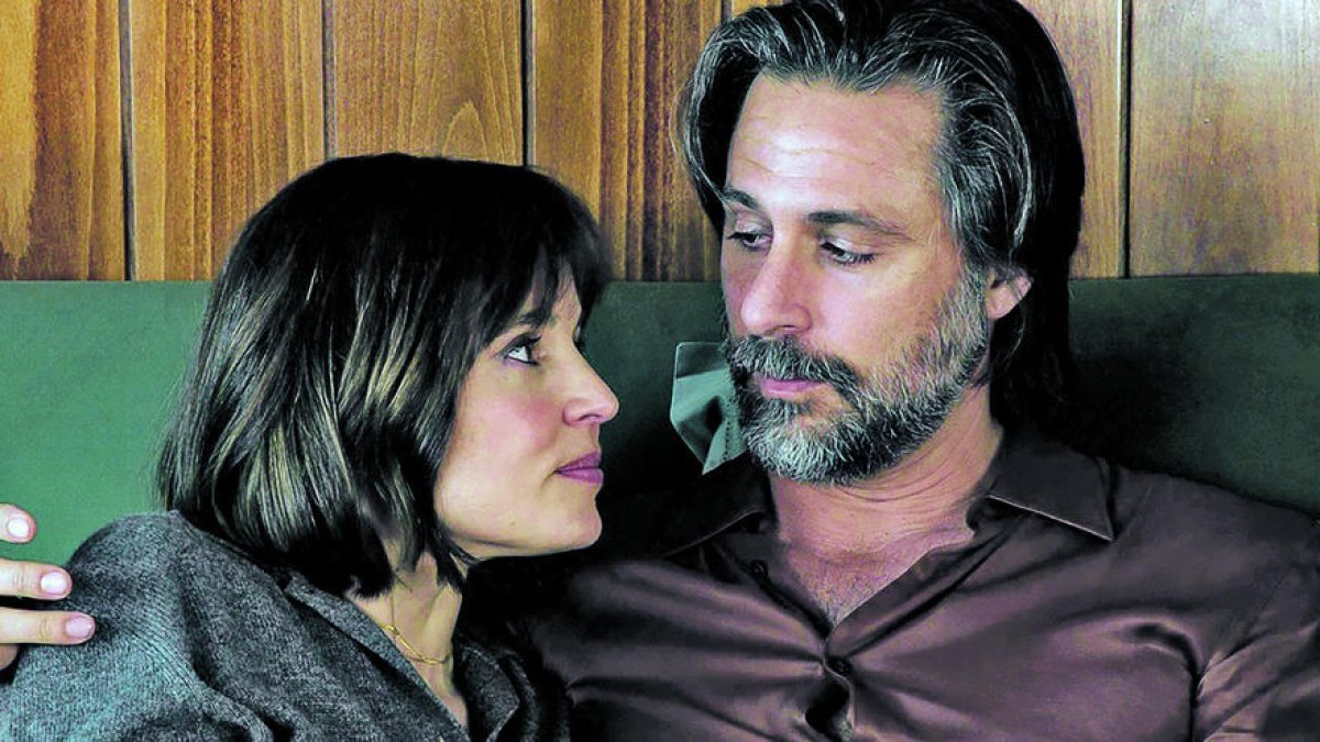 Elena Anaya i Hugo Silva, en un moment de 'Mentiras pasajeras'.