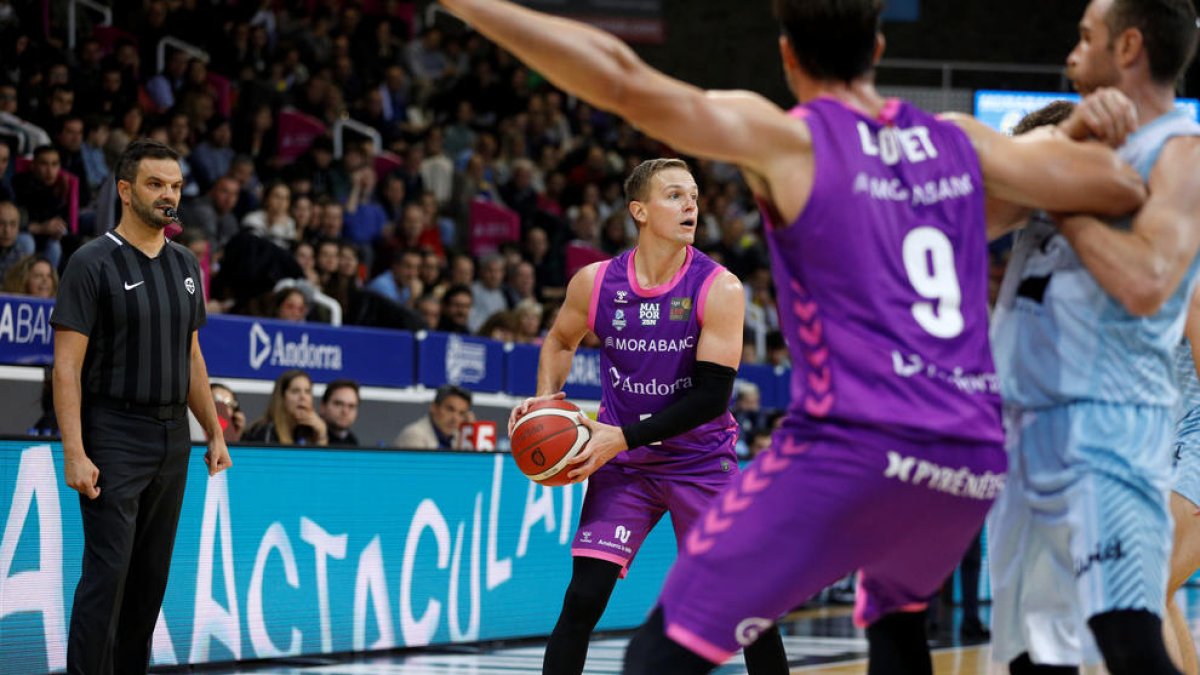Duel al Poliesportiu entre el MoraBanc Andorra i el Força Lleida.