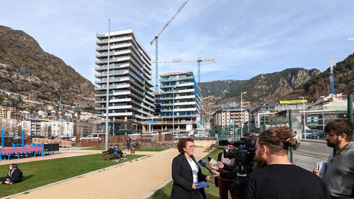 Judith Pallarés, multientrevistada, atenent els mitjans en un acte de campanya.