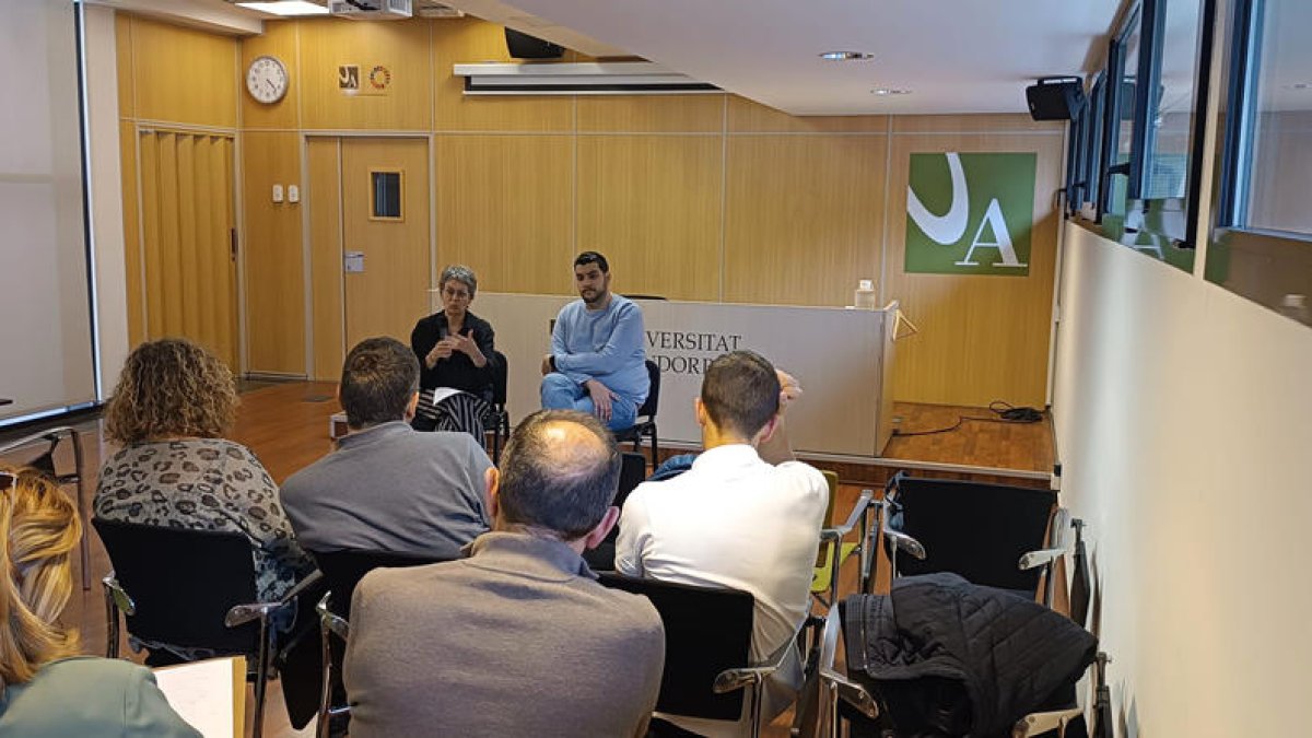 Vela i Baró conversant amb els professors de l'UdA.