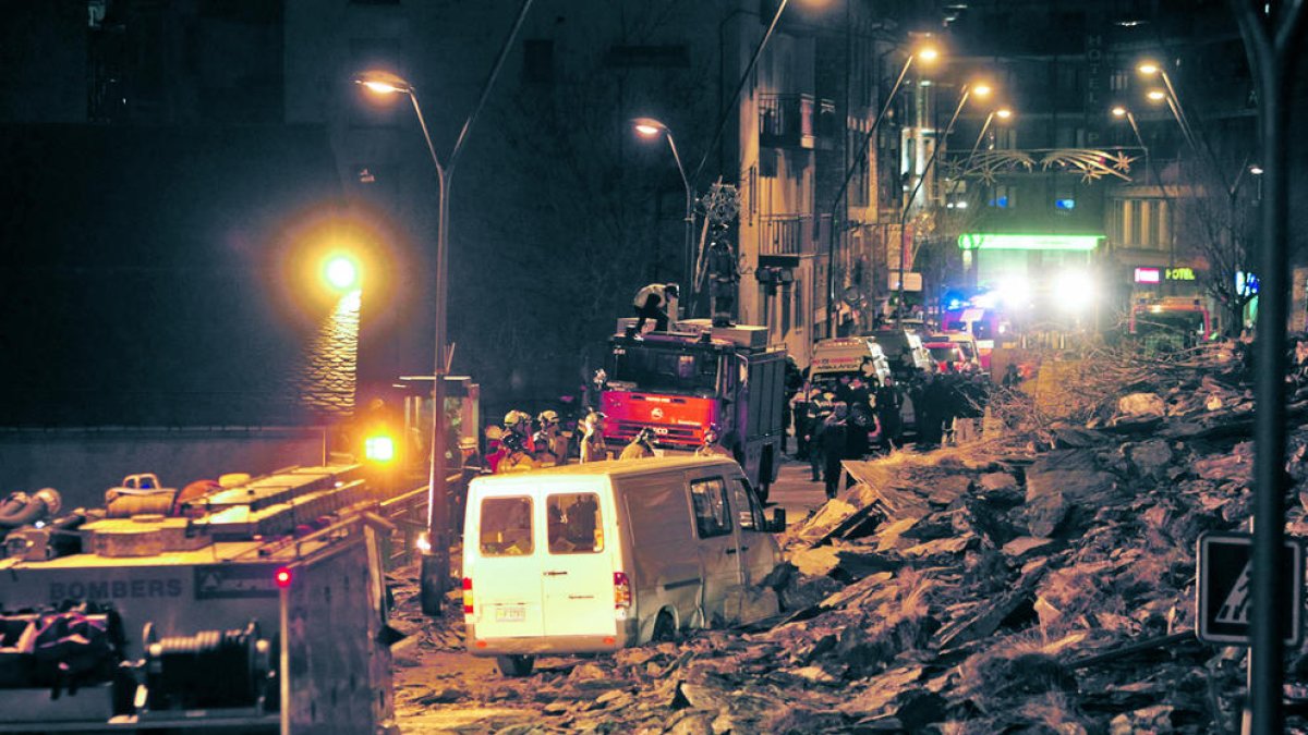 L'esllavissada va deixar la carretera CG-3 totalment sepultada.