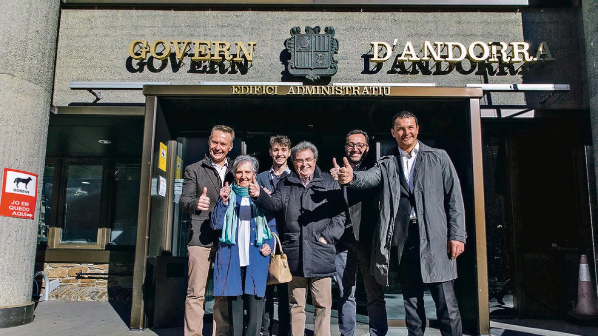 Jordi Cerqueda, entre un grup de militants liberals el 2019.