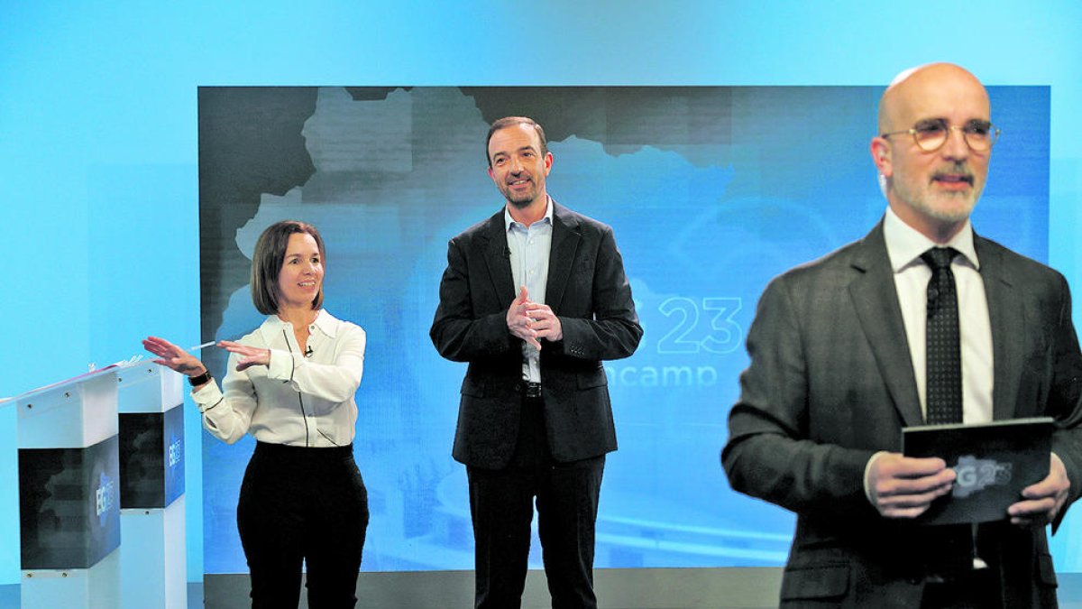 Els dos candidats encampadans i el moderador del debat.