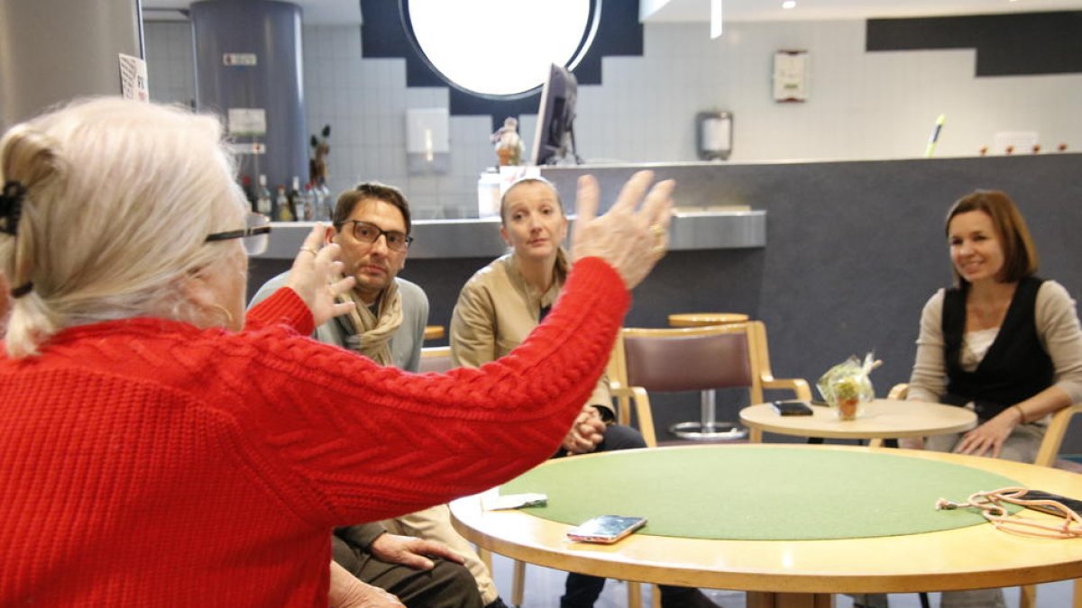 Susagna Venable i Marta Pujol en la reunió amb els padrins d'Encamp