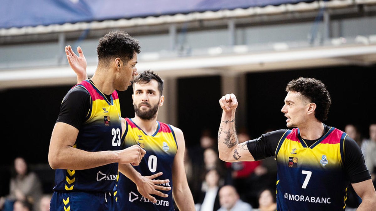 Dos Anjos, Andric i Rubio celebren una cistella.