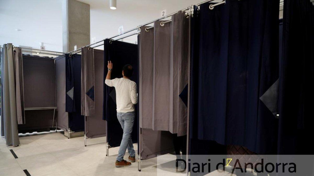 Una persona dipositant el vot a la Batllia
