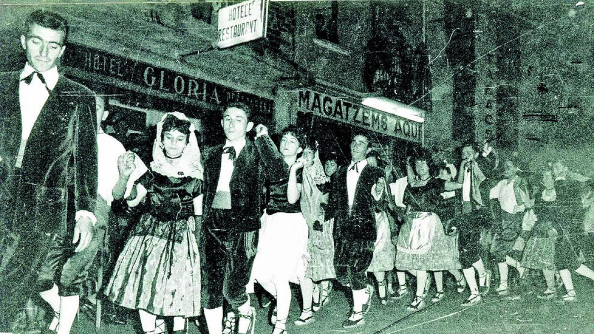 L'Esbart Laurèdia en una actuació dels inicis del grup dansaire.