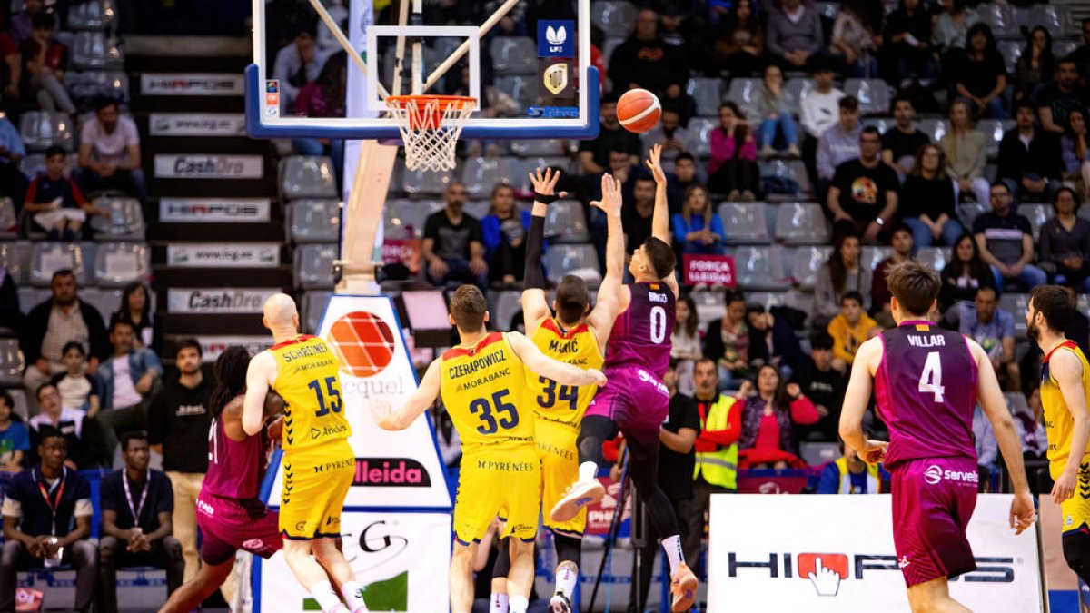 Un moment del partit disputat al Barris Nord de Lleida.