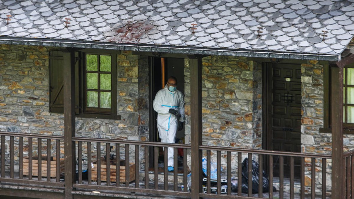 Agents de policia al domicili de la víctima el matí posterior als fets.