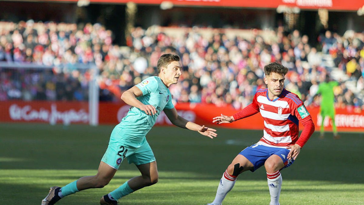 El lateral tricolor Petxarromán lluita per una pilota amb el migcampista del Granada Melendo.