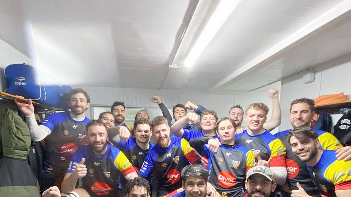 Els jugadors tricolors celebren la victòria.