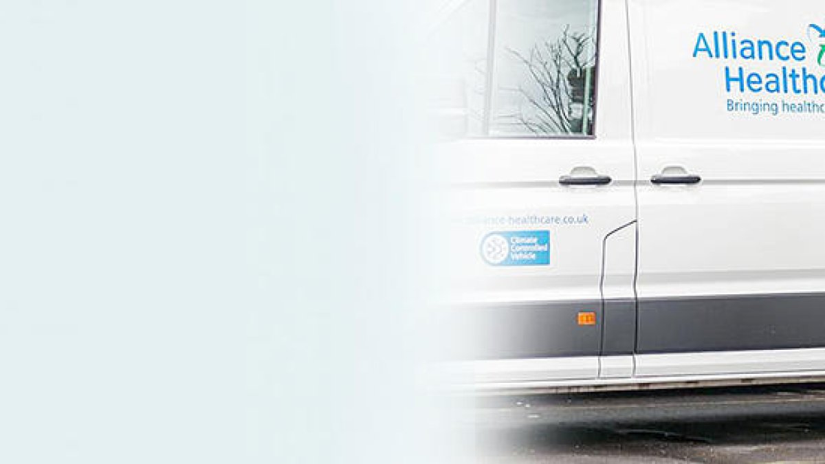 Un treballador d'Alliance Healthcare.