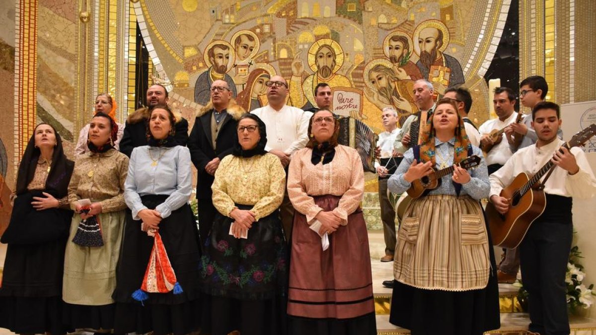 El grup de Folklore Casa de Portugal durant el cant de les 'janeiras'