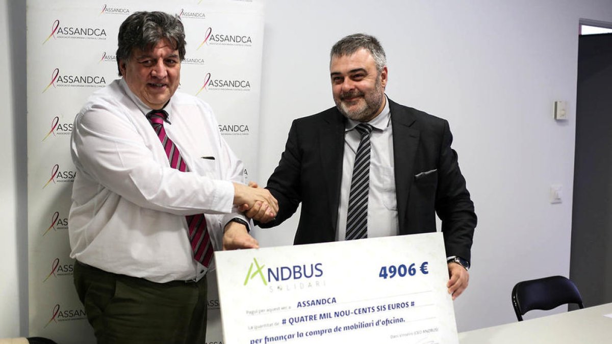 Andbus lliura un xec de 4.906 euros a Assandca