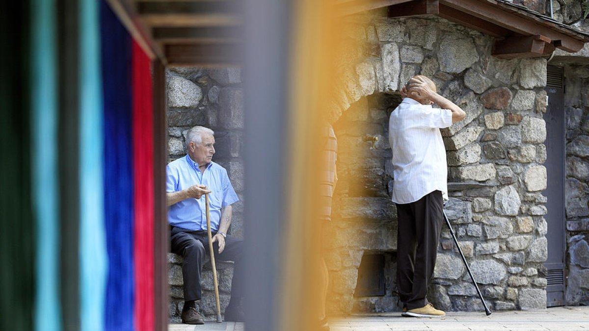 Dos padrins a la plaça del Poble d'Andorra la Vella.