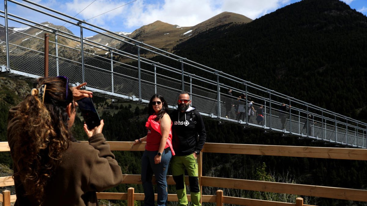 Visitants fent-se fotos al pont, aquesta primavera.