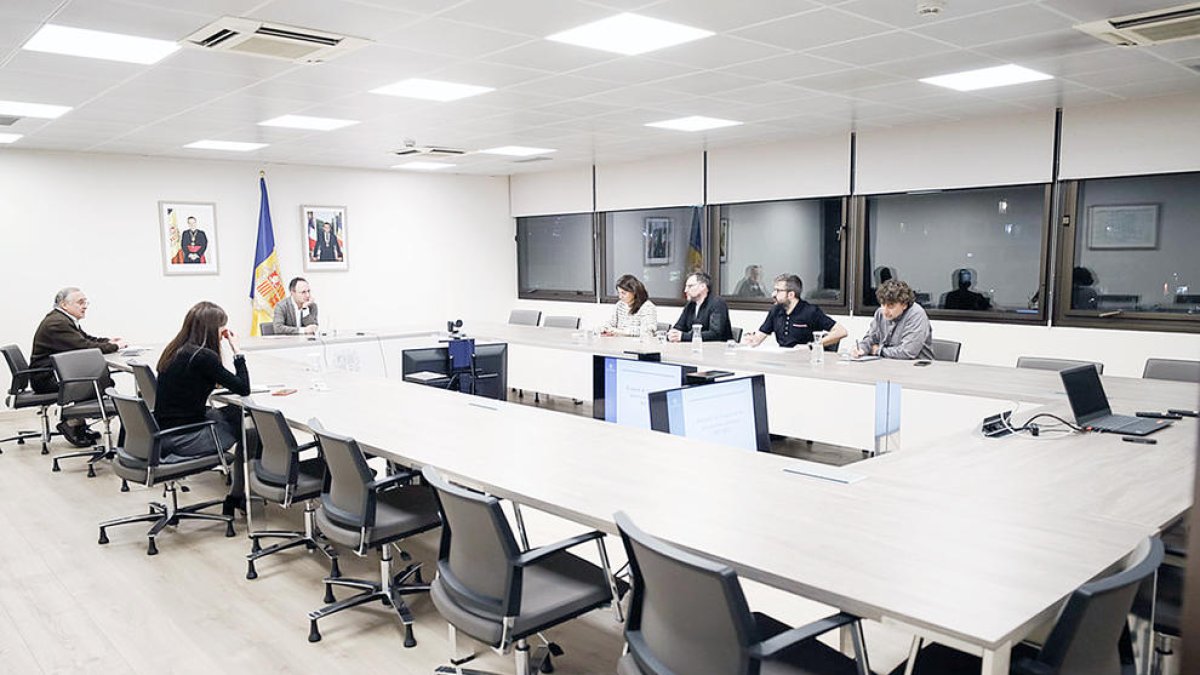 El cap de Govern i el ministre de Salut amb representants del Col·legi de Metges.