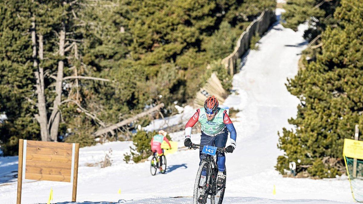 Un dels participants a la segona jornada de l'Europeu de Triatló d'Hivern.