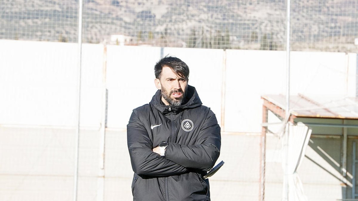 Eder Sarabia dirigint l'equip en la sessió de treball a la Ciutat Esportiva del Granada.