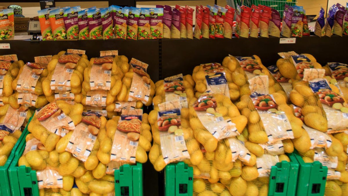Sacs de patates en un supermercat.