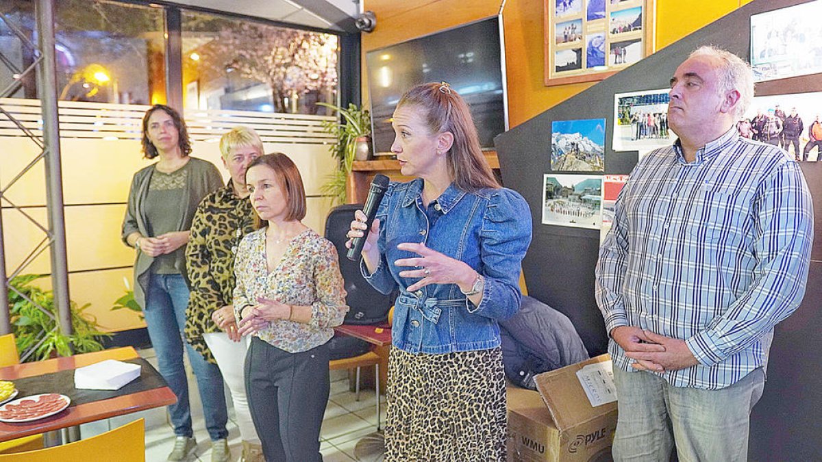 La reunió de poble va aplegar una trentena de veïns.