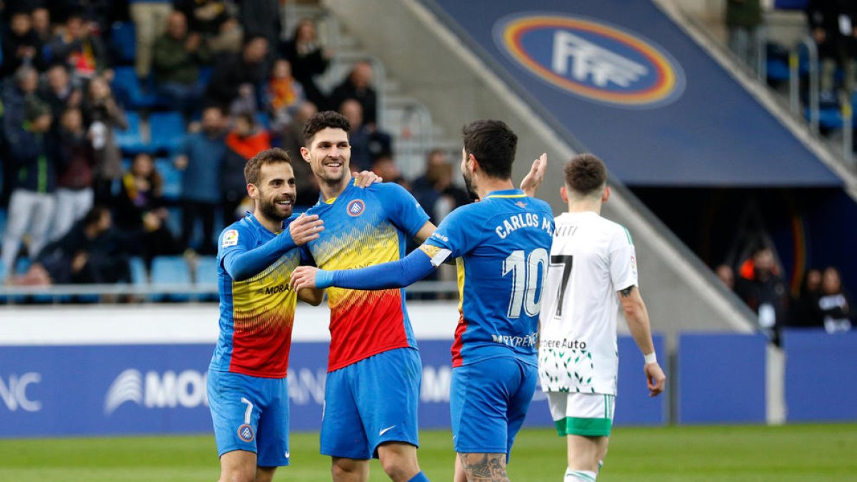 Christos Almpanis celebrant un dels dos gols marcats contra l'Oviedo a l'Estadi Nacional.