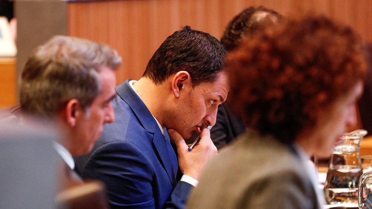 El ministre d'Economia, Jordi Gallardo, durant la sessió d'ahir.