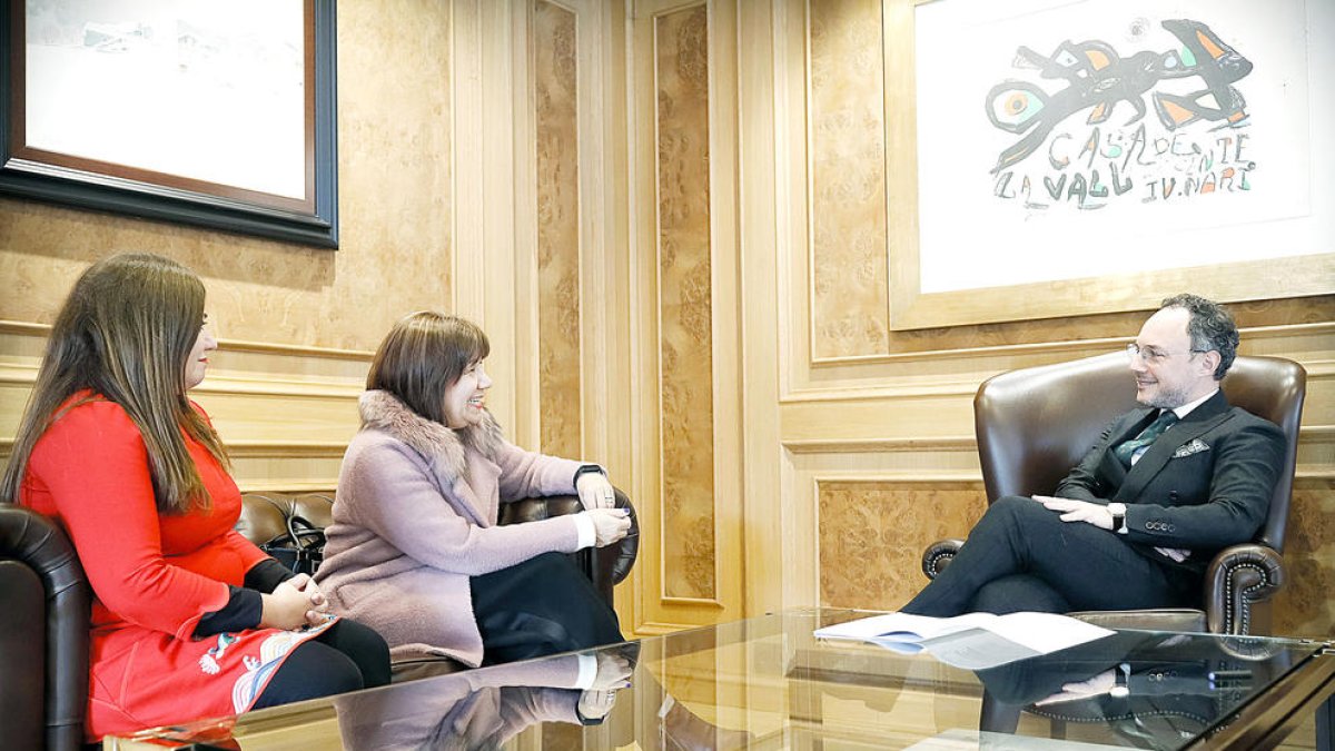 Espot amb la cònsol argentina, ahir.