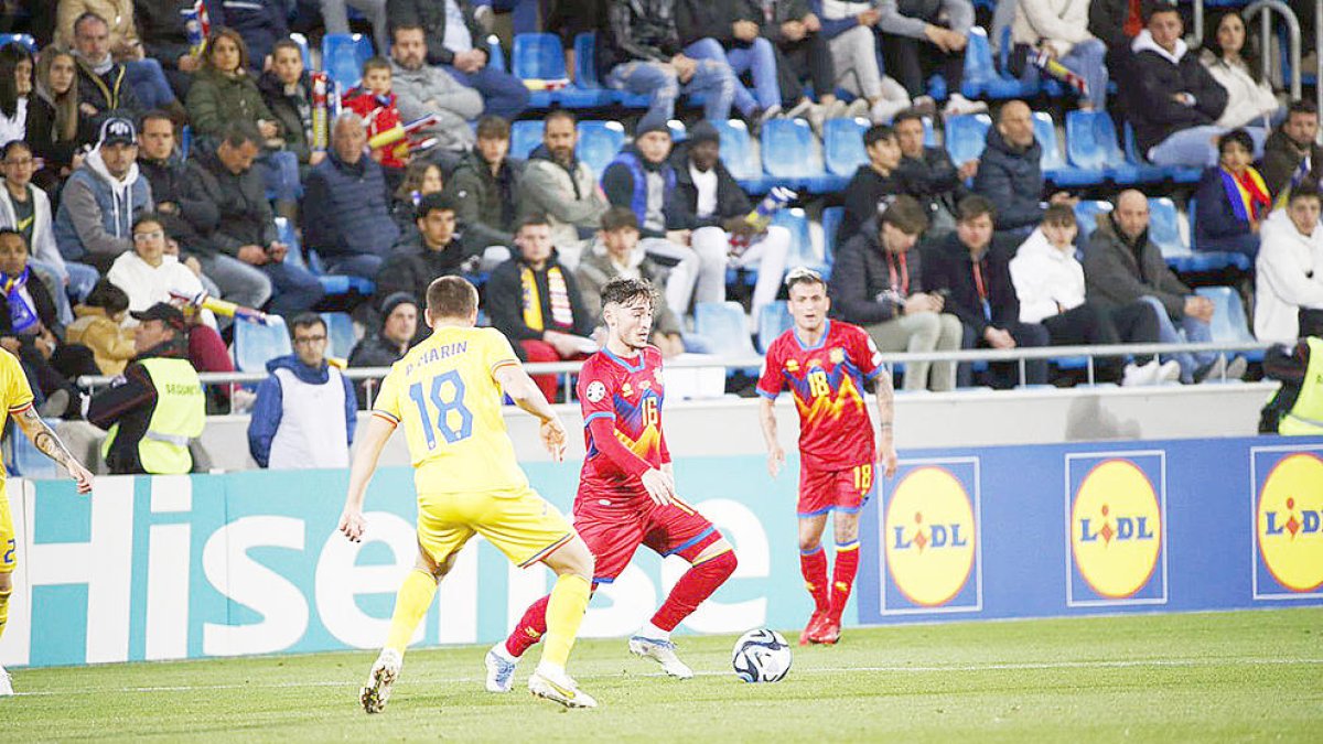 El tricolor Àlex Martínez, en una acció davant el romanès Razvan Maric, ahir a l'Estadi Nacional.