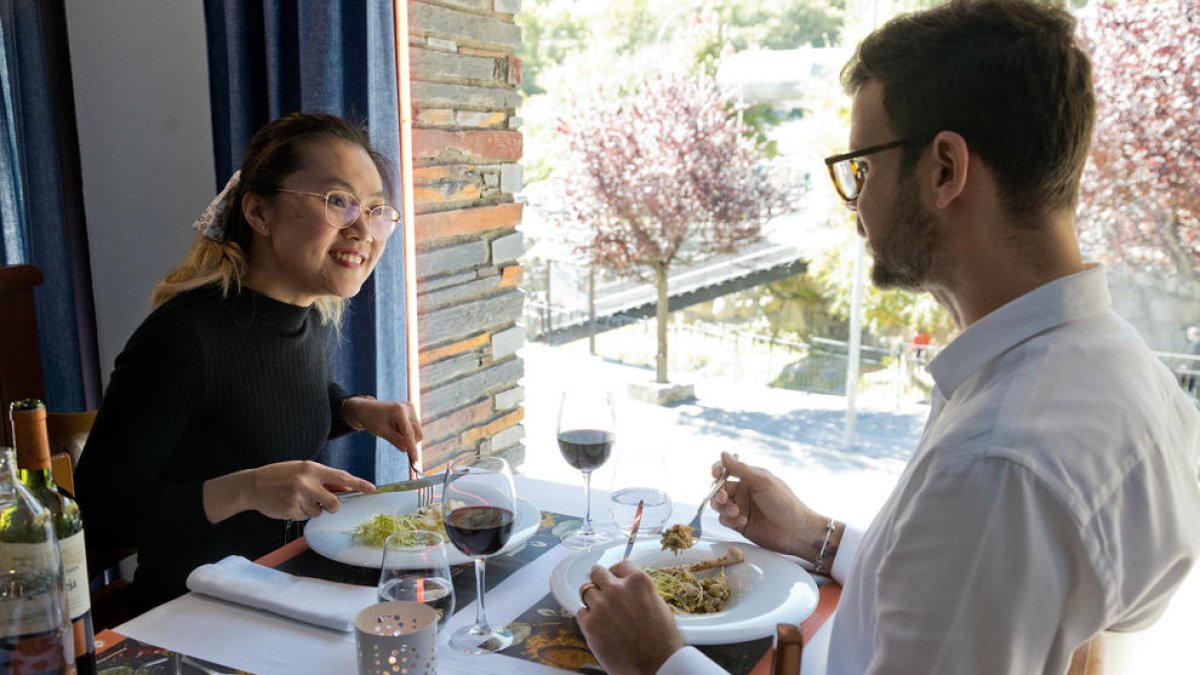 Clients degustant l'oferta gastronòmica de la Massana Fogons