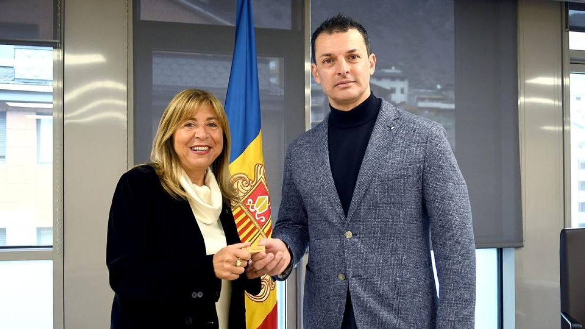 Conxita Marsol rep el traspàs de cartera de Jordi Gallardo